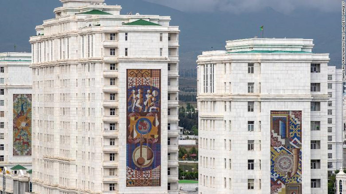 Một người Pháp giấu tên từng làm việc ở Ashgabat một năm miêu tả: "Thành phố ngập tràn trong đá hoa cương trắng, có những nhà hát lớn không bóng người, thiếu vắng các thương hiệu nước ngoài, và tranh ảnh của tổng thống thì ở mọi ngóc ngách đường sá". Ảnh: CNN.