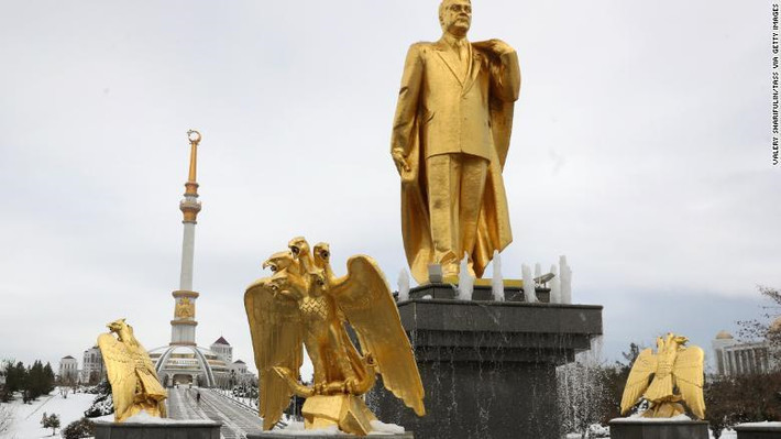 Sau khi Liên Xô tan rã, Saparmurat Niyazov nhậm chức tổng thống đầu tiên của Turkmenistan. Từ đây, Niyazov bắt đầu quá trình tạo lập một hình ảnh mới, tự cường. Nhiều thay đổi được đưa ra, trong đó có việc đặt tên các tháng trong năm theo nhân vật lịch sử, trong đó có chính ông và mẹ mình. Ngoài ra, Niyazov còn cho xây dựng một bức tượng vàng của chính mình tại thủ đô Ashgabat. Ảnh: CNN.