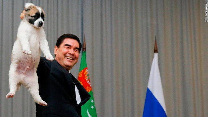 Sau khi Niyazov qua đời năm 2006, nguyên bộ trưởng Y tế Gurbanguly Berdymukhamedov kế nhiệm ông. Trang tin Chronicles of Turkmenistan miêu tả: "Sự tôn thờ cá nhân này đã được thay thế bởi một cá nhân khác". Trong ảnh là Tổng thống Berdymukhamedov đang nâng chú cún con tặng Tổng thống Nga Vladimir Putin tại khu nghỉ mát Sochi, Nga, hồi năm 2017. Ảnh: CNN.