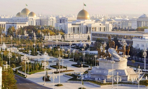 Ông Berdymukhamedov đã cho xây dựng Ashgabat từ thủ đô "ngủ say" thành một nơi nguy nga tráng lệ. Gần đây, một sân bay với tạo hình giống loài chim được xây dựng với kinh phí 2,3 tỷ USD. Bên cạnh đó, một "ngôi làng Olympic" cũng được thi công, phục vụ Đại hội Thể thao Trong nhà và Võ thuật châu Á 2017, tiêu tốn 5 tỷ USD. Ảnh: Shutterstock.
