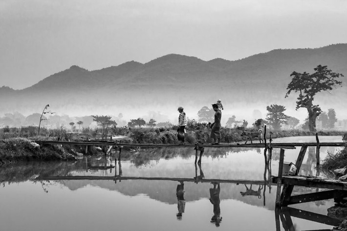 Buổi sáng bình yên của một gia đình ở Myanmar. *) Title do Kiến Thức biên tập lại