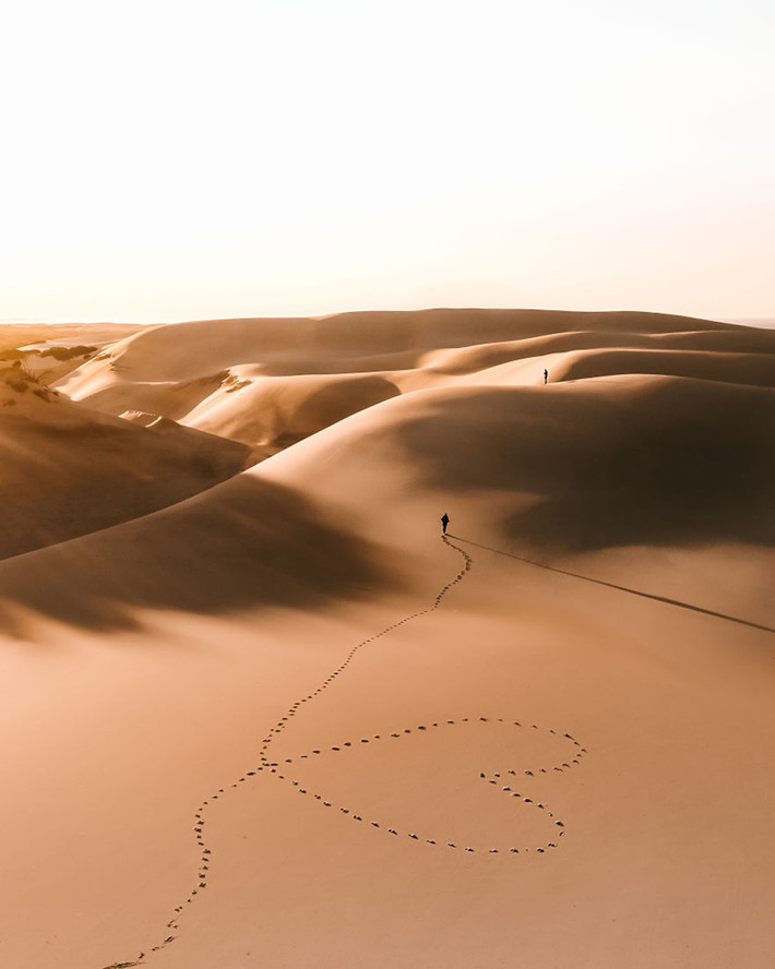Bức ảnh ấn tương chụp tại Morocco cho thấy: Tình yêu là một con đường. Sẽ luôn có người chờ bạn ở phía trước. Chỉ cần tiếp tục bước đi và không ngừng tin tưởng.