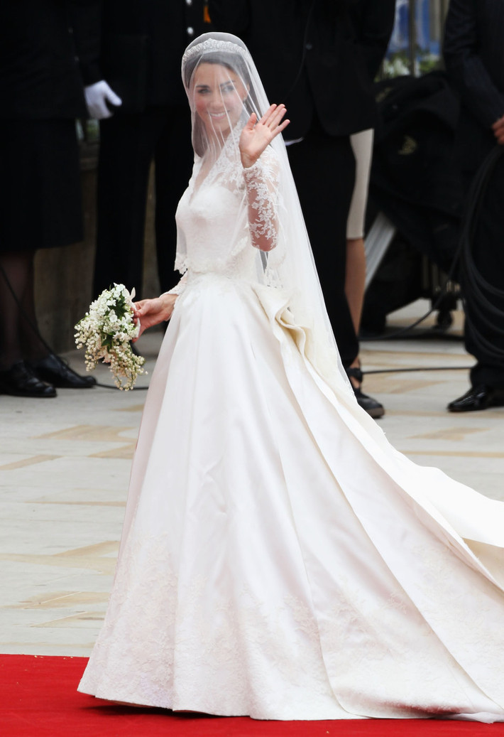 Công nương Kate Middleton nổi tiếng là người có phong cách thời trang thanh lịch và tinh tế. Từ sau khi kết hôn với Hoàng tử William năm 2011, Công nương Kate đã diện khá nhiều bộ váy được nhiều người nhận xét là khiến cô trông giống như một nàng Công chúa Disney đời thực. Ảnh: Công nương Kate đẹp rạng rỡ trong đám cưới tháng 4/2011. (Nguồn ảnh: Business Insider)