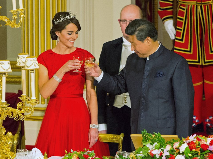 Công nương Kate diện váy đỏ nổi bật nâng cốc cùng Chủ tịch Trung Quốc Tập Cận Bình tại buổi tiệc ở Cung điện Buckingham ngày 20/10/2015.