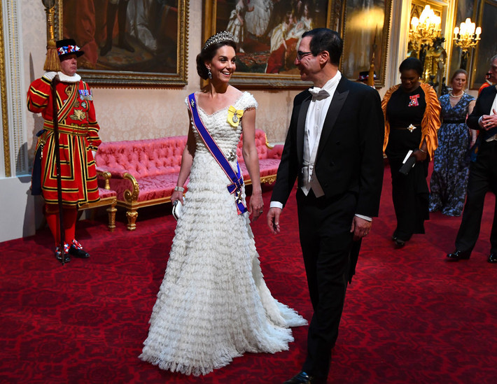 Công nương Kate cười tươi khi trò chuyện với Bộ trưởng Tài chính Mỹ Steven Mnuchin tại bữa tiệc hồi tháng 6/2019.