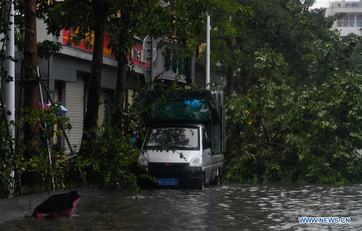 Ngoài ra, hơn 100 tuyến xe buýt ở Hải Khẩu cũng phải tạm dừng hoạt động vào lúc 10h sáng.