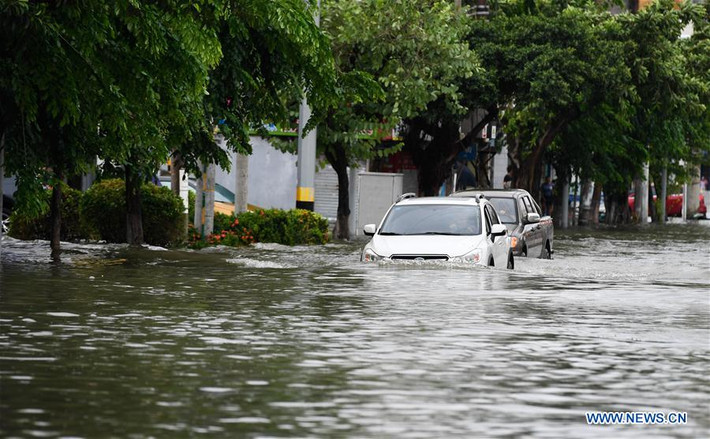Cùng ngày, bão Wipha cũng đã đổ bộ vào tỉnh Quảng Đông. Ảnh: Những chiếc ô tô di chuyển qua con đường ngập lụt ở Hải Khẩu, tỉnh Hải Nam, hôm 1/8.