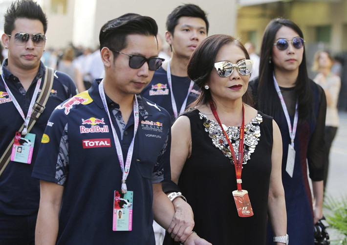 "Rõ ràng tại Thái Lan, đường sá không phải là nơi an toàn cho mọi người tham gia giao thông. Dù là ôtô, xe gắn máy hay người đi bộ, an toàn giao thông phải được xem xét cho mọi người dân bất kể khác biệt về thu nhập", Evelyn Murphy, chuyên gia về phòng tránh chấn thương ngoài ý muốn của WHO, nhận định. Trong ảnh, Vorayuth Yoovidhya đi cùng mẹ mình là bà Daranee và gia đình dự giải đua xe F1 Grand Prix ở Abu Dhabi năm 2016. Ảnh: AP.