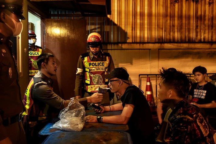 Số trường hợp tử vong vì tai nạn giao thông ở Thái Lan từ sau năm 2015 có giảm nhưng không đáng kể. Chính phủ nước này đã áp dụng nhiều biện pháp và điều chỉnh các điều luật để đường phố an toàn hơn trước. Tuy nhiên, theo nhiều chuyên gia, Thái Lan vẫn chưa thể giải quyết tình trạng bất bình đẳng giàu nghèo tại nước này, được xem là vấn đề cốt lõi khiến những con đường tại đây nguy hiểm đến vậy. Ảnh: New York Times.