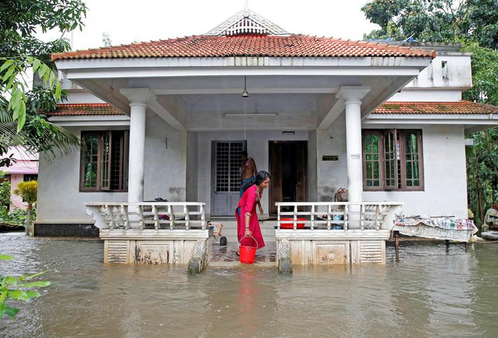 Mưa lũ đã làm đảo lộn cuộc sống của người dân ở Paravur, ngoại ô Kochi, bang Kerala.