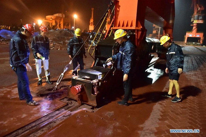 Ngoài ra, 31 tàu chở khách phải ngừng hoạt động trong hai ngày cuối tuần qua do ảnh hưởng của bão Bailu. Ảnh: THX.