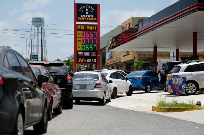 Hàng dài ôtô xếp hàng chờ đổ xăng tại một cây xăng ở Mayaguez, Puerto Rico, ngày 27/8.