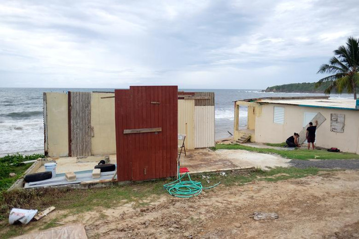 Được biết, người dân Puerto Rico đã vội vàng tích trữ đồ ăn, nước uống và gia cố nhà cửa chắc chắn trước khi siêu bão Dorian ập tới.