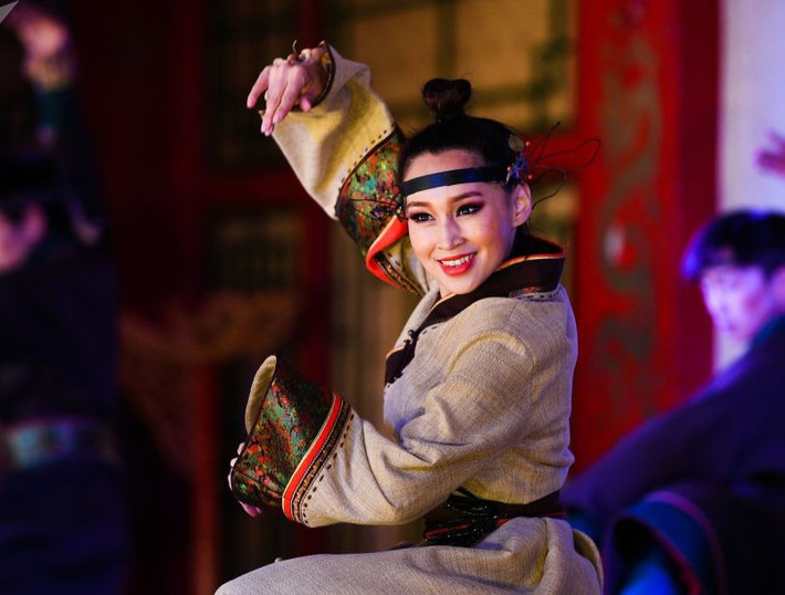 Màn biểu diễn đầy cuốn hút trong Nhà hát Ca múa nhạc truyền thống Tumen Ekh, Mông Cổ.