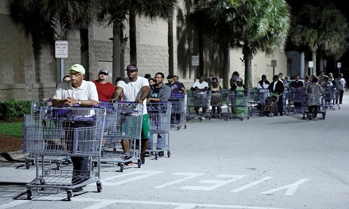 Người dân Florida đang đổ xô đến các siêu thị, cửa hàng để mua thực phẩm, nước uống về dự trữ trong khi ở những trạm xăng, hàng dài xe xếp hàng nối đuôi nhau.