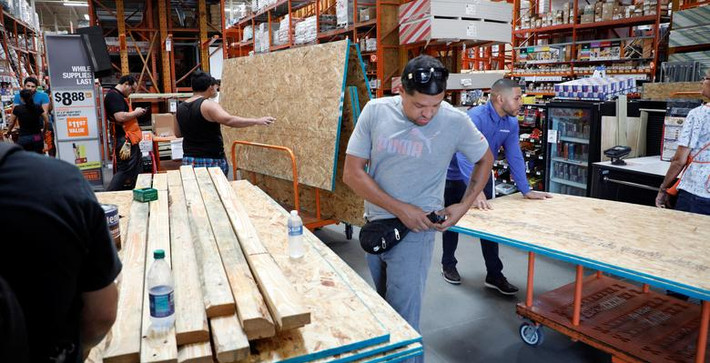 Thống đốc bang Florida Ron DeSantis đã ban bố tình trạng khẩn cấp trên toàn bang, đồng thời khuyến cáo người dân nên tích trữ thực phẩm, nước uống, thuốc men trong ít nhất một tuần.
