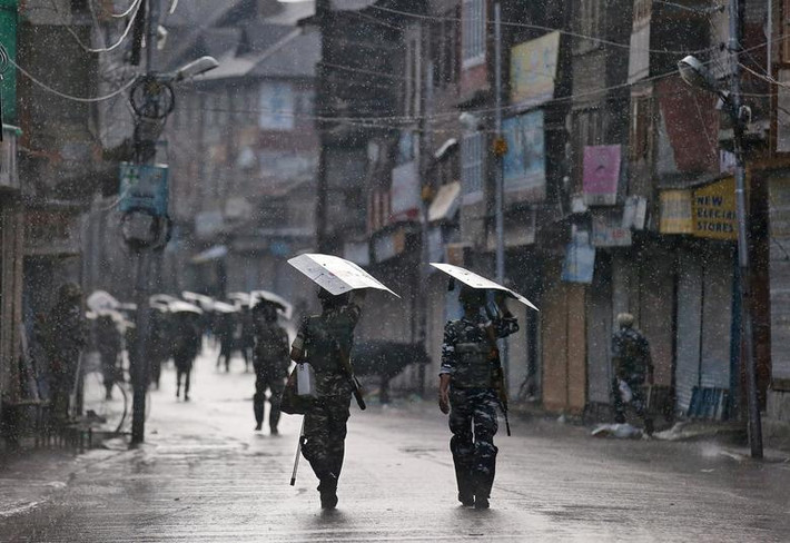 Đáp trả động thái của Ấn Độ, Chính phủ Pakistan đã tuyên bố trục xuất đại diện ngoại giao Ấn Độ tại nước này, đồng thời triệu hồi đại sứ từ New Delhi về nước cũng như ngừng giao thương với Ấn Độ.