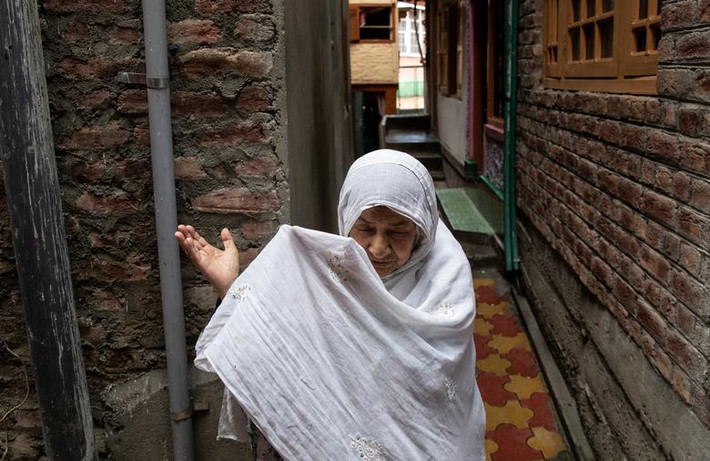Một phụ nữ Kashmir chia sẻ về cuộc sống ở Srinagar khi nơi này bị áp đặt lệnh giới nghiêm. Mời độc giả xem thêm video về vụ doanh trại quân đội Ấn Độ ở Kashmir bị tấn công (Nguồn: VTC14)