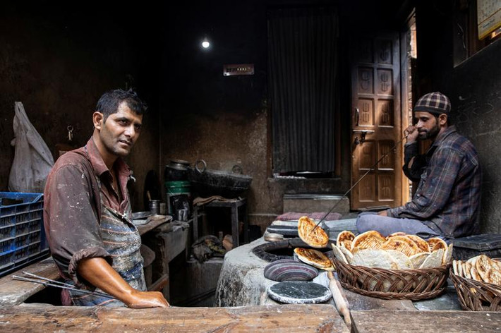 Những người thợ làm bánh chờ khách mua hàng ở Srinagar.