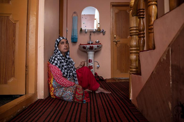Cô Fareeda ngồi buồn rầu trong nhà ở Pulwama, phía nam Srinagar, hôm 13/8. Được biết, chồng của cô cũng bị bắt giữ trong một cuộc trấn áp trước đó ở vùng Kashmir.