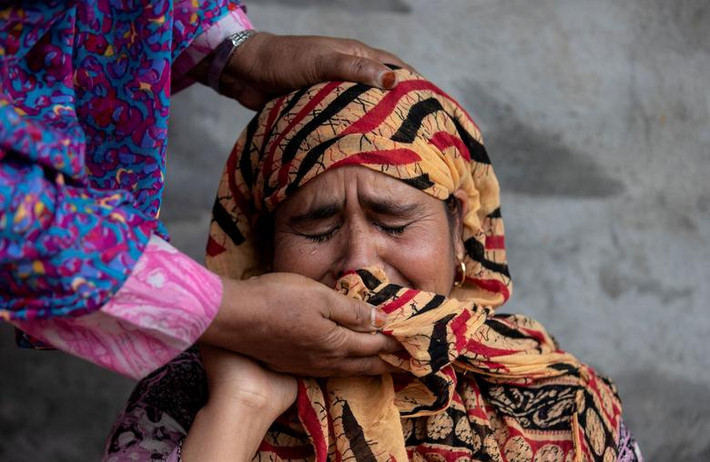 Jameela, mẹ của Irfan Ahmad Hurra, bật khóc sau khi con của cô bị bắt giữ ở Pulwana, phía nam Srinagar, ngày 13/8.