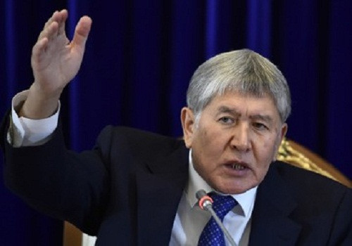 Tuy nhiên, khi đột nhập vào nhà cựu Tổng thống Atambayev, các đặc nhiệm Kyrgyzstan vấp phải sự chống trả dữ dội của nhóm vệ sĩ và những người ủng hộ ông. Những người này bắn đạn thật vào nhóm đặc nhiệm, khiến một sĩ quan thiệt mạng và hơn 100 người bị thương. Ảnh: Rappler.