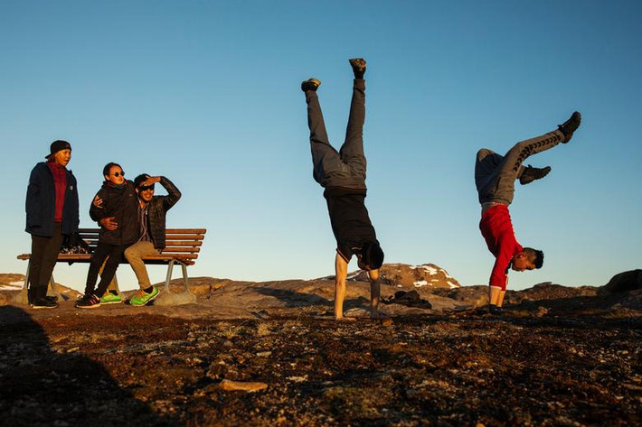 Đa số người dân Greenland là hậu duệ của cả người Kalaallit (Inuit) và Scandinavia. Họ sử dụng tiếng Greenland (hay Kalaallisut).