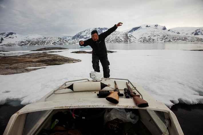 Trong ảnh là thợ săn hải cẩu Henrik Josvasson trên đảo Greenland.
