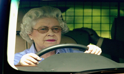...vẫn tự mình lái xe. Trong ảnh là Nữ hoàng Anh Elizabeth II.