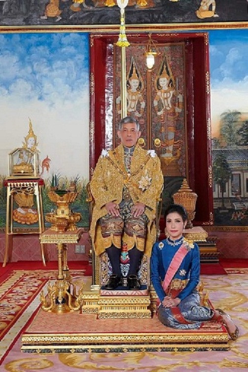 Ngay sau khi đăng tải, cổng thông tin chính thức của Văn phòng Hoàng gia Thái Lan liền bị sập mạng do quá tải lượng truy cập, khiến website của hoàng gia phải bảo trì. Ảnh: Khaosod.