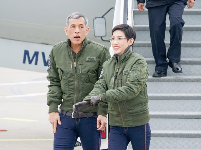Một số bức ảnh được công bố cho thấy Hoàng quý phi Sineenat Wongvajirapakdi mặc trang phục truyền thống của Thái Lan hoặc quân phục, ngồi trên máy bay quân sự hay xuất hiện bên cạnh Nhà vua Maha Vajirusongkorn,...Ảnh: Khaosod.
