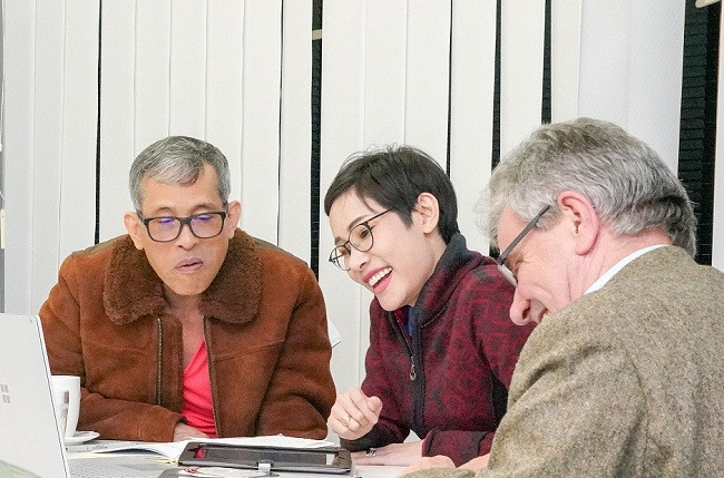 Bà Sineenat cười tươi ngồi trò chuyện cạnh Nhà Vua Maha Vajirusongkorn (trái). Ảnh: Getty.