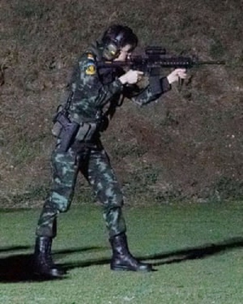 Bà Sineenat tại một trường bắn. Ảnh: Getty.