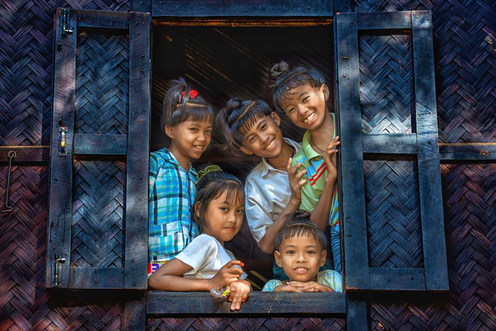 Những đứa trẻ Myanmar mỉm cười hồn nhiên.