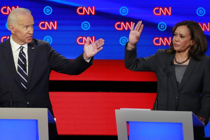 Trong đó, ông Biden chỉ trích kế hoạch bảo hiểm y tế đắt đỏ và mơ hồ của bà Harris, còn bà Harris cho rằng kế hoạch của ông Biden sẽ bỏ qua khoảng 10 triệu người dân Mỹ.