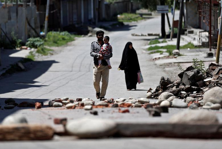 Căng thẳng giữa Ấn Độ và Pakistan gia tăng tại Kashmir sau khi hai bên cáo buộc lẫn nhau về các vụ tấn công qua biên giới, và Ấn Độ bãi bỏ quy chế đặc biệt của bang Jammu và Kashmir. (Nguồn ảnh: Reuters)