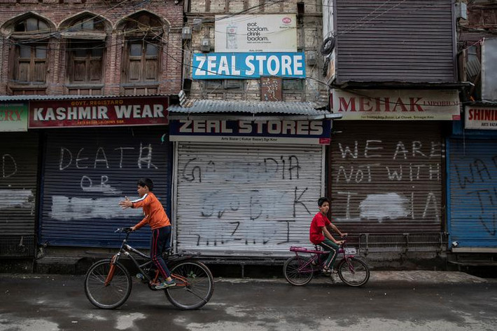Những ngày này, hầu hết các ngôi nhà và cửa hàng ở vùng Kashmir đều cửa đóng then cài.