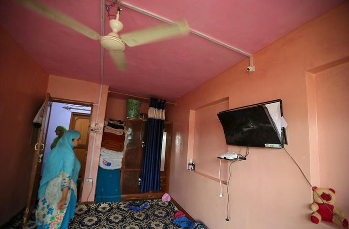 Một số đồ đạc trong ngôi nhà của người dân ở Kashmir bị hư hại.
