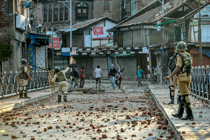 Với động thái mới nhất, bang Jammu và Kashmir (J&K), vùng đất do Ấn Độ quản lý tại khu vực Kashmir, sẽ được tách thành hai "lãnh thổ liên bang" - Jammu và Kashmir, và Ladakh - nằm dưới sự quản lý trực tiếp của chính quyền trung ương. Điều này đồng nghĩa J&K sẽ không còn được hưởng quy chế bang với chính quyền riêng.