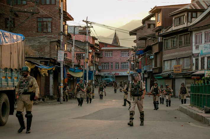 Nhiều người Kashmir coi Ấn Độ là nhà cai trị áp bức và xa lạ. Họ phẫn nộ với tất cả sự thay đổi trong những năm qua đã làm giảm bớt quyền tự trị của Kashmir vốn được xác lập vào năm 1947.