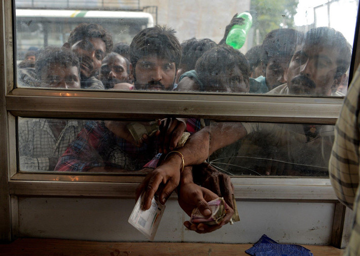 Ngày 8/8, Thủ tướng Ấn Độ Narendra Modi đã trấn an người dân Jammu và Kashmir rằng hòa bình sẽ dần trở lại và chính phủ Ấn Độ đảm bảo rằng những hạn chế hiện tại không ảnh hưởng đến lễ hội Hồi giáo Eid al-Adha sẽ vào ngày 12/8.