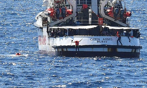 Theo hãng thông tấn Reuters, 10 di dân trên con tàu cứu hộ Open Arms mắc kẹt ở vùng biển ngoài khơi phía Nam Italy đã nhảy xuống biển và cố gắng bơi vào bờ sau nhiều ngày chờ đợi trong tuyệt vọng. (Nguồn ảnh: Reuters)
