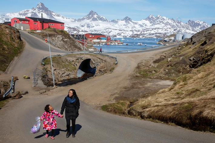 Người phụ nữ dắt con đi bộ trên đường phố ở thị trấn Tasiilaq, Greenland, ngày 15/6/2018.
