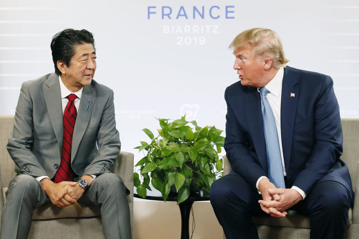 Thủ tướng Nhật Bản Shinzo Abe (trái) trao đổi với Tổng thống Mỹ Donald Trump.