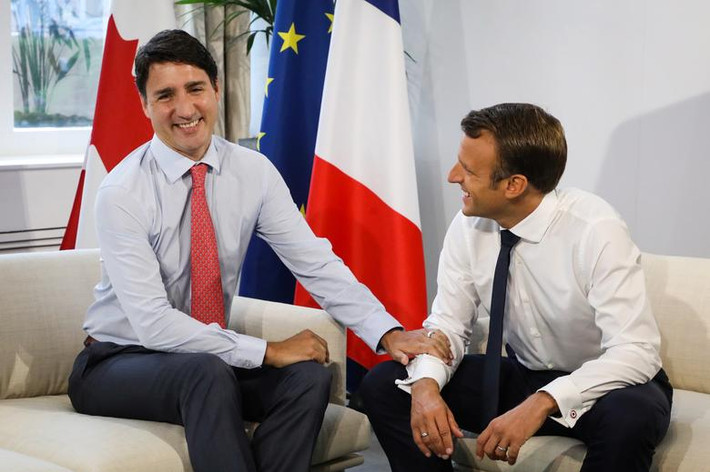 Thủ tướng Canada Justin Trudeau (trái) trao đổi với Tổng thống Pháp Macron tại cuộc gặp song phương bên lề Hội nghị G7 ngày 26/8.