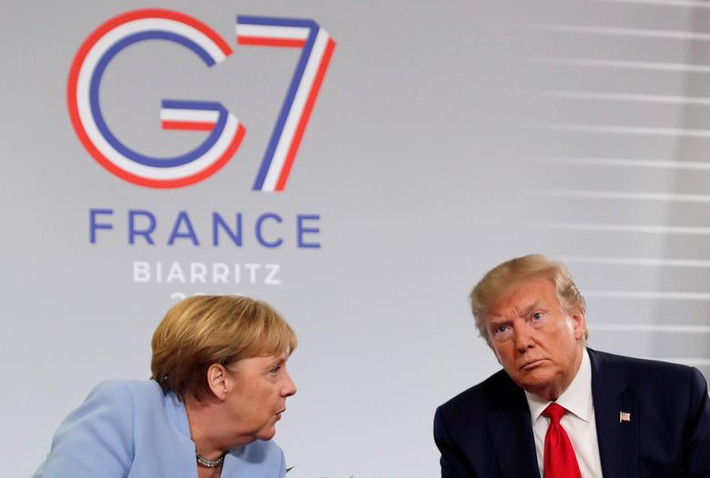 Tổng thống Trump trao đổi với nữ Thủ tướng Đức Angela Merkel tại cuộc gặp ở Biarritz ngày 26/8.