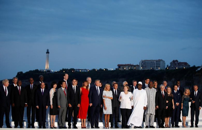 Các nhà lãnh đạo G7 chụp ảnh lưu niệm cùng khách mời tới dự hội nghị ở Biarritz ngày 25/8.