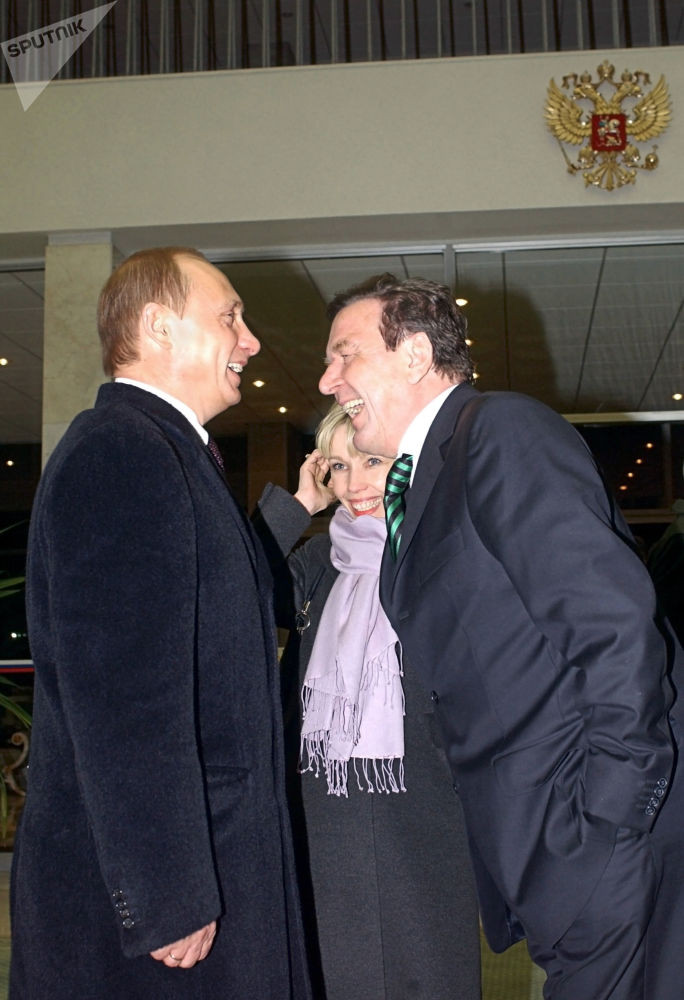 Tổng thống Nga Putin vui mừng khi gặp Thủ tướng Đức khi đó là ông Gerhard Schröder tại sân bay ở Moscow năm 2004. Thủ tướng Gerhard Schröder từng khẳng định rằng ông và Tổng thống Putin là bạn. "Vâng, đúng là như vậy. Và sẽ như thế. Tôi tin tưởng ông Vladimir Putin", Sputnik dẫn lời ông Gerhard.