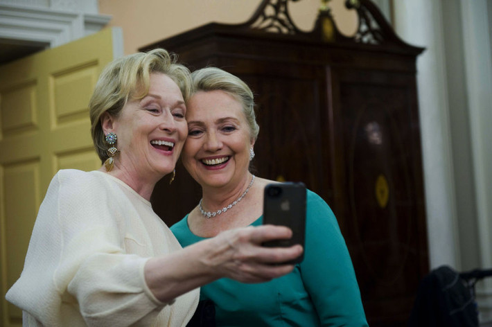 Nữ diễn viên Meryl Streep chụp ảnh "tự sướng" với Ngoại trưởng Mỹ Hillary Clinton (phải) trong buổi tiệc tại Bộ Ngoại giao ở Washington ngày 1/12/2012.