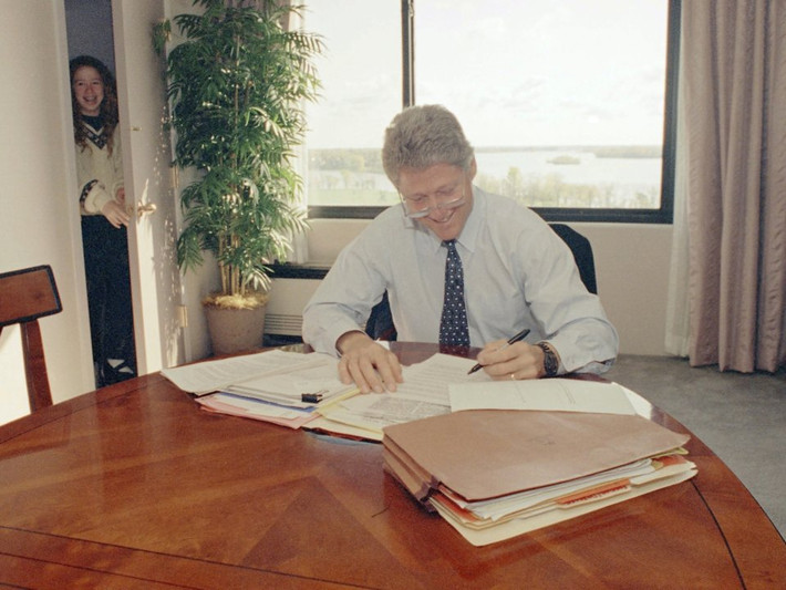 Ông Bill Clinton là Tổng thống Mỹ thứ ba liên tiếp viết bằng tay trái.